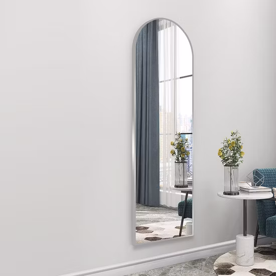 Ganzkörperspiegel, goldfarbener Boden, Bekleidungsgeschäft, passender Spiegel, Beauty Bridal Shop, großer Glasspiegel